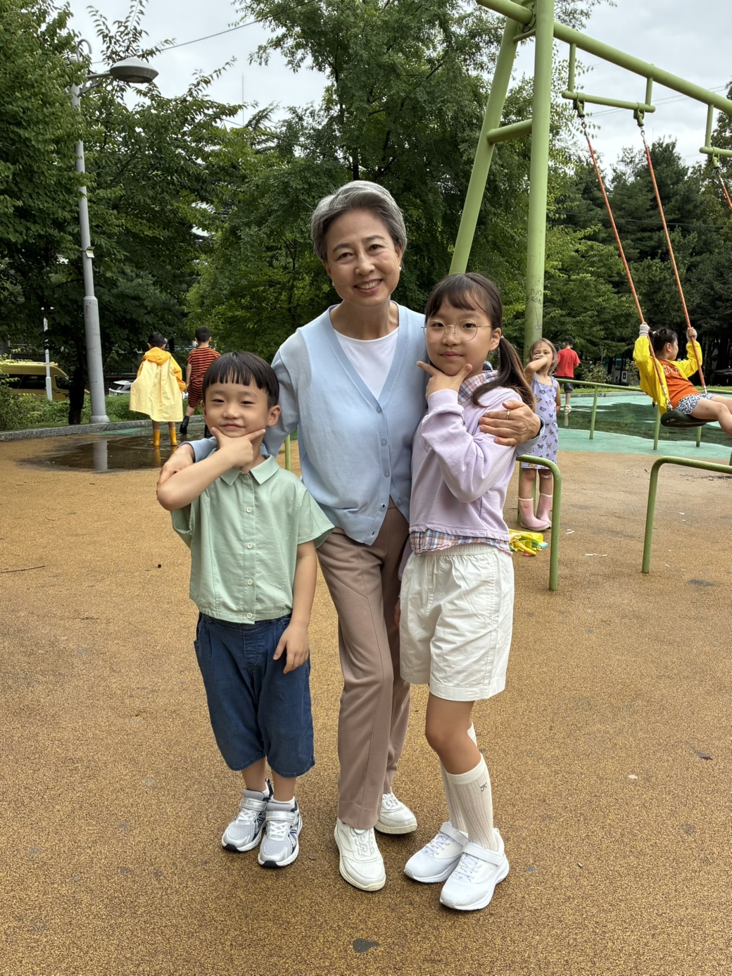 촬영 현장에서 배우와 기념 촬영한 하영이와 하민이